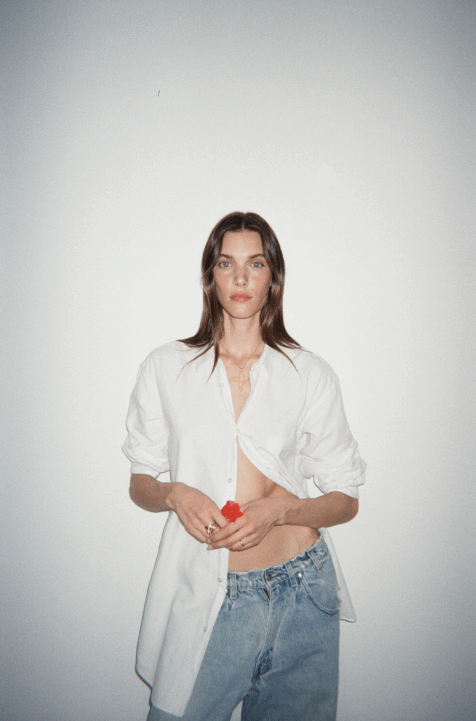 La chanteuse Charlotte Cardin photographiée par Ellie Blondeau.