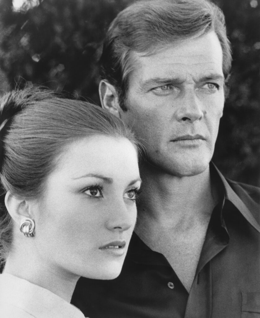 Roger Moore et Jane Seymour dans le film James Bond de 1973 Live and Let Die. Photo par Screen Archives/Getty Images.