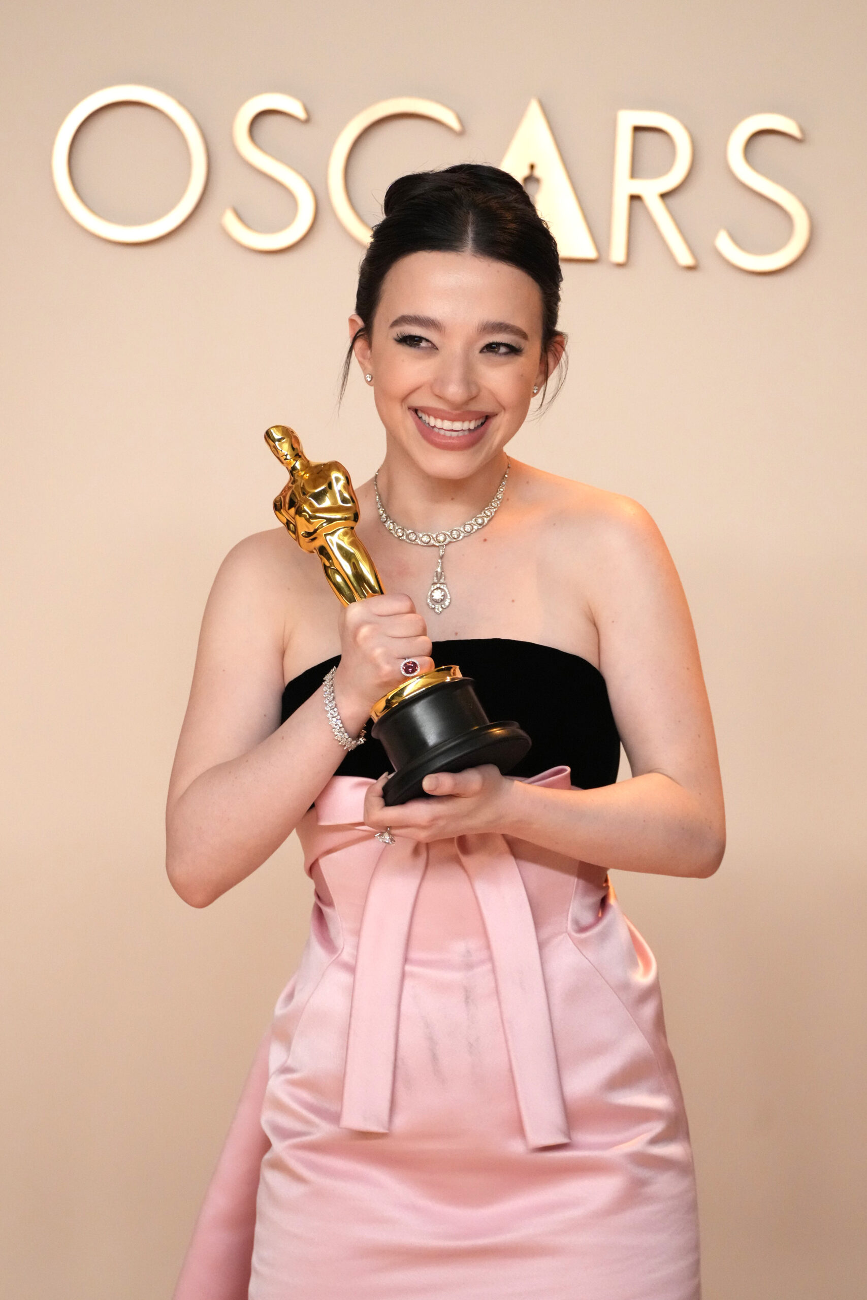 Mikey Madison, lauréate du prix de la Meilleure actrice dans un rôle principal pour « Anora », pose dans la salle de presse lors de la 97e cérémonie annuelle des Oscars au Dolby Theatre, le 2 mars 2025 à Hollywood, en Californie. (Photo de Jeff Kravitz/FilmMagic)