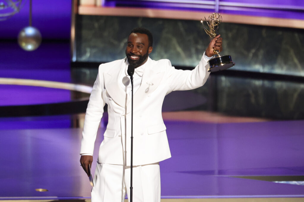 Tramell Tillman reçoit l’Emmy Award du Meilleur acteur dans un second rôle dans une série dramatique pour « Severance » lors de la 77ᵉ cérémonie des Primetime Emmy Awards au Peacock Theater, le 14 septembre 2025, à Los Angeles, Californie. (Photo par Christopher Polk/Variety via Getty Images).