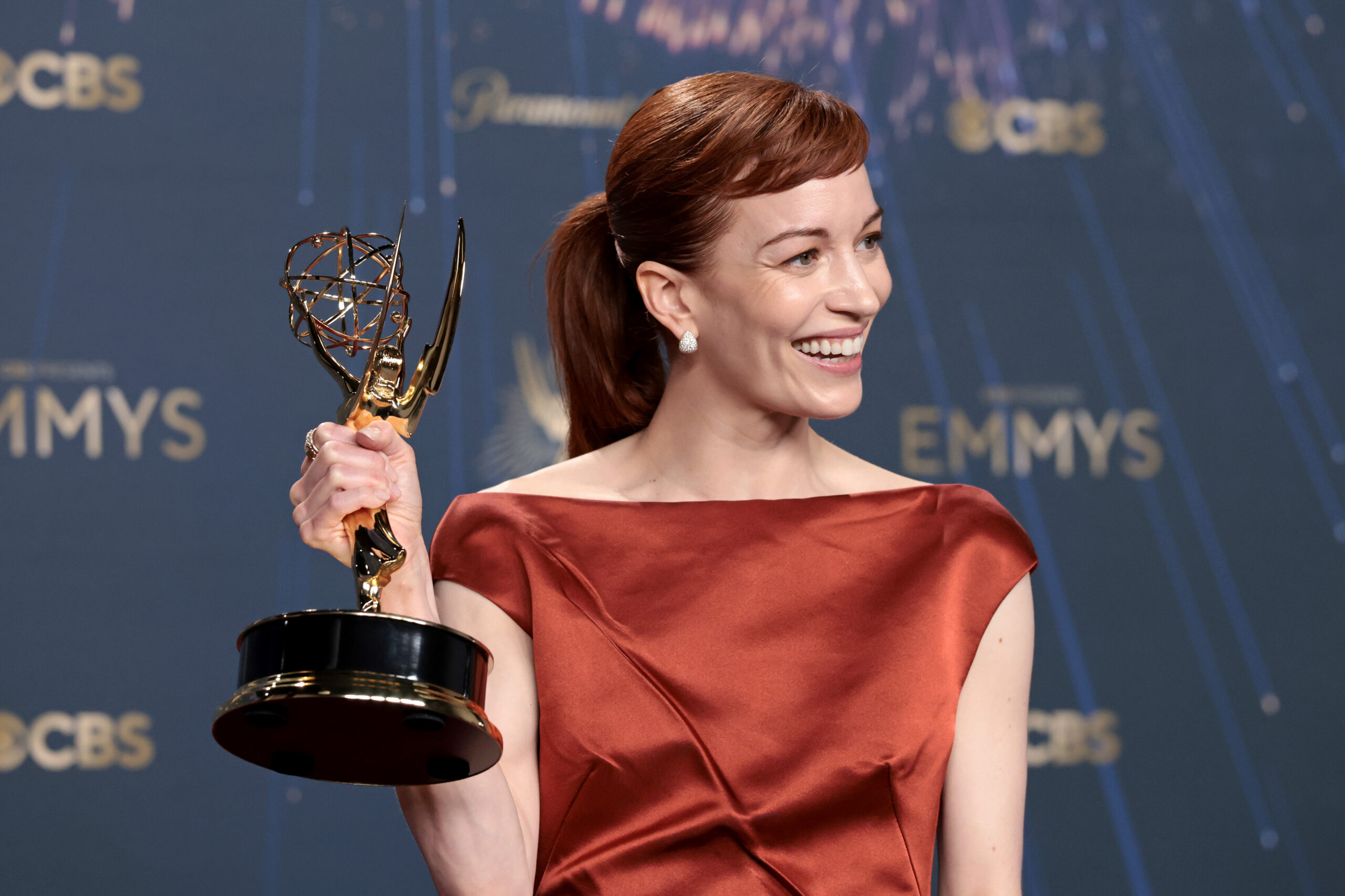 Britt Lower, lauréate du prix de la Meilleure actrice dans une série dramatique pour « Severance », pose dans la salle de presse lors de la 77ᵉ cérémonie des Primetime Emmy Awards au Peacock Theater, le 14 septembre 2025. (Photo par Kevin Mazur/Getty Images)