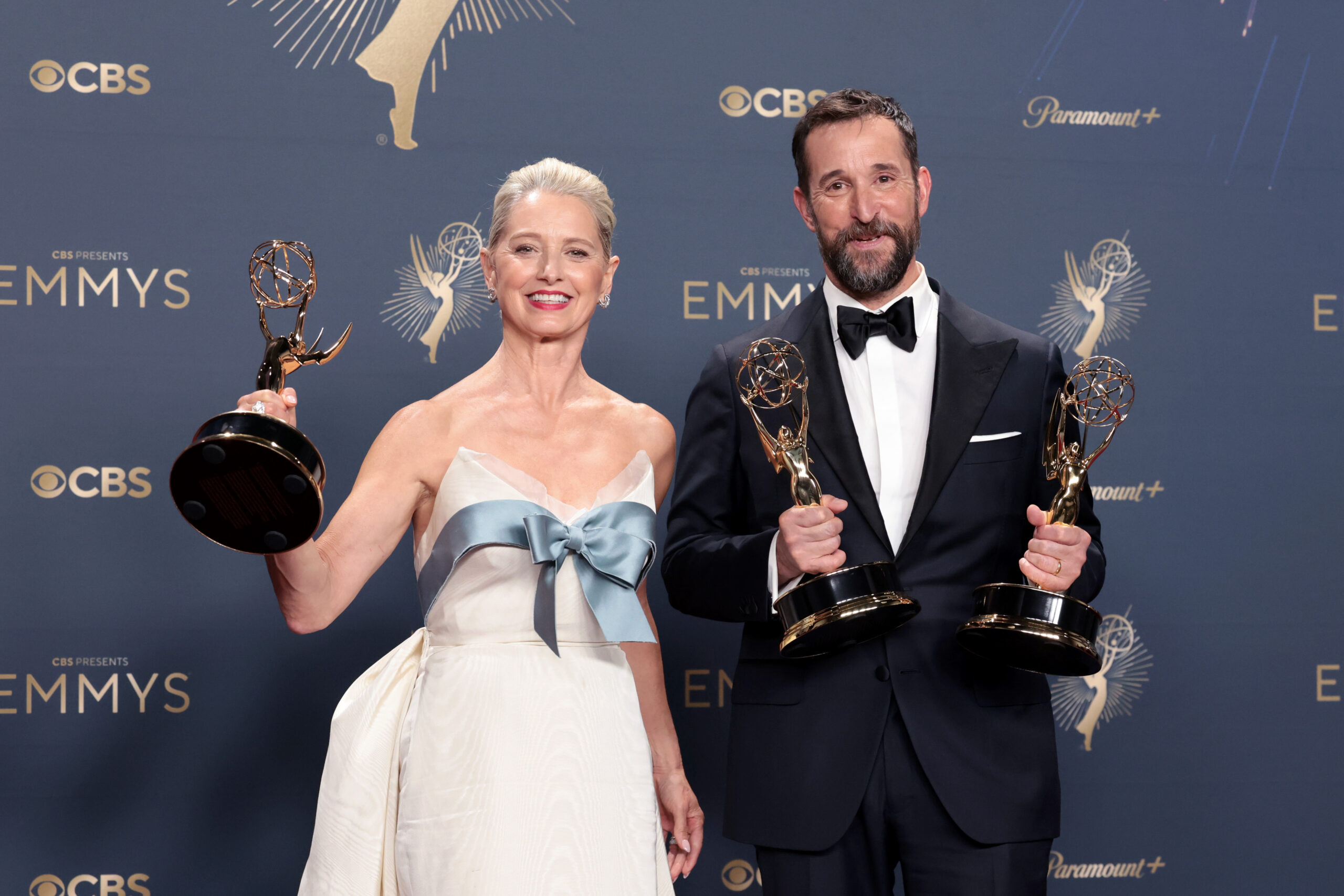 Katherine LaNasa et Noah Wyle, lauréats des prix de la Meilleure actrice dans un second rôle dans une série dramatique et du Meilleur acteur dans une série dramatique pour « The Pitt » 