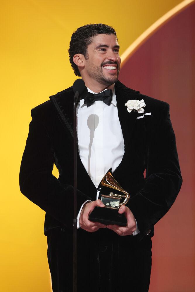Bad Bunny reçoit le prix de l'album de l'année lors de la 68e cérémonie des Grammy Awards à la Crypto.com Arena, le 1er février 2026 à Los Angeles. © Kevin Mazur/Getty Images pour The Recording Academy.