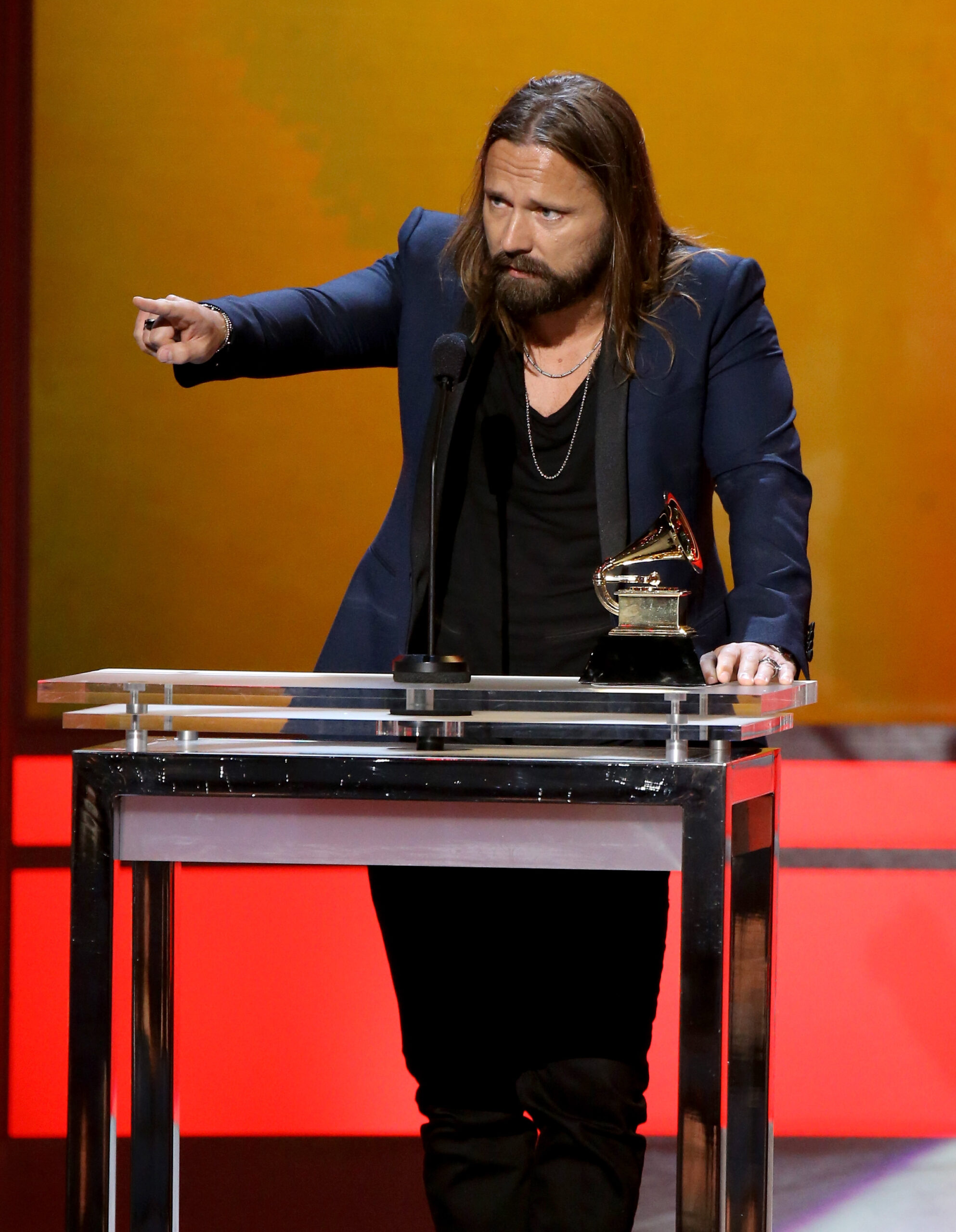 Le producteur Max Martin prend la parole sur scène lors de la cérémonie d’ouverture de la 57ᵉ édition annuelle des Grammy Awards au Nokia Theatre L.A. Live, le 8 février 2015 à Los Angeles, Californie.