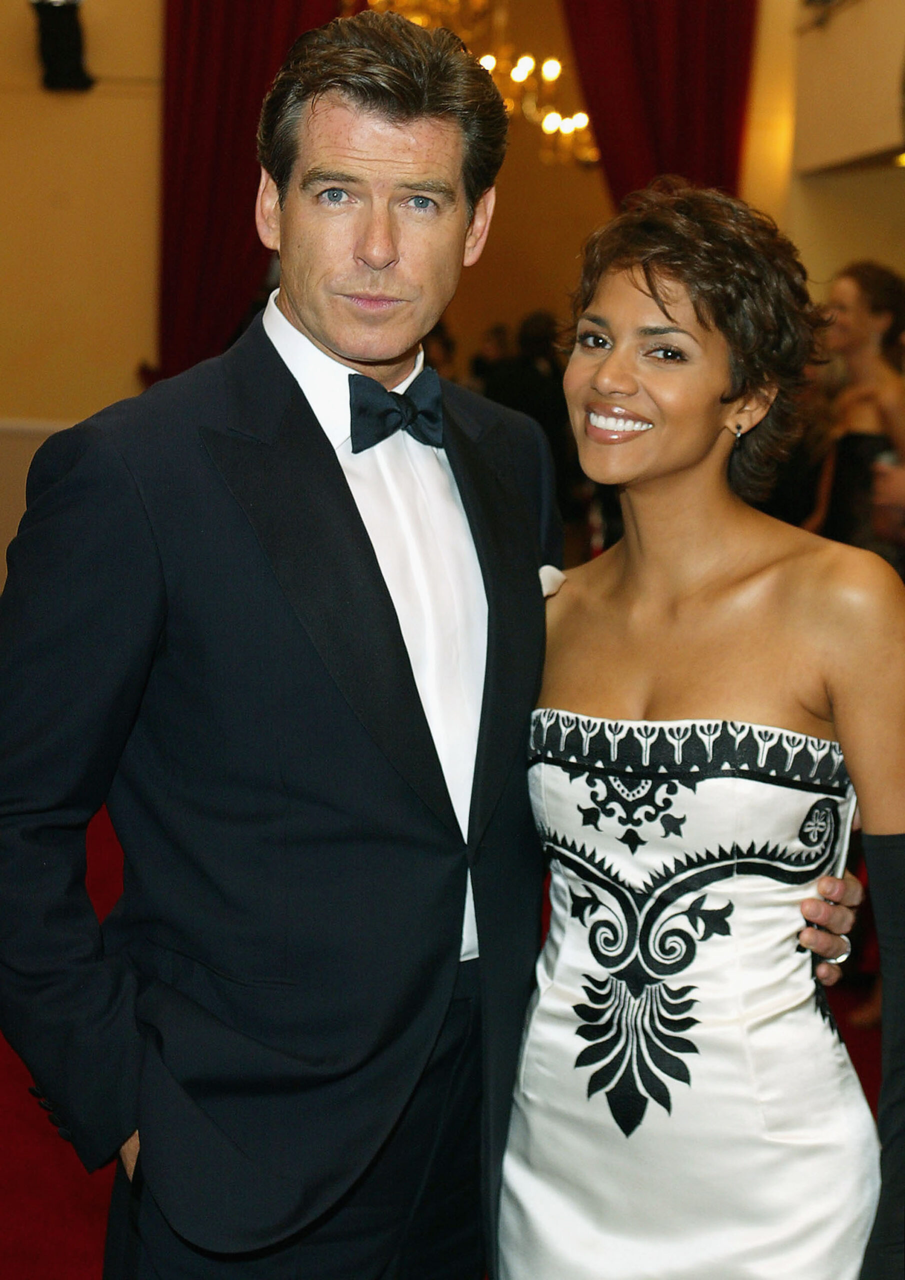 Pierce Brosnan et Halle Berry arrivent à la première mondiale du film James Bond Die Another Day, à laquelle a assisté la reine Élisabeth II de Grande-Bretagne, au Royal Albert Hall le 18 novembre 2002 à Londres, en Angleterre. (Photo par Anwar Hussein/Getty Images)
