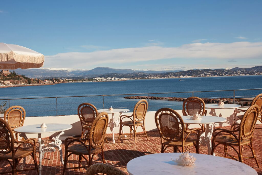 La terrasse de la piscine du Château de Théoule. Photo par Gaelle Le Boulicaut.