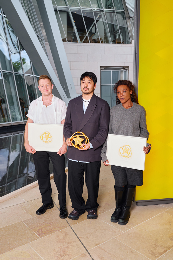 Steve O Smith, Soshi Otsuki et Torishéju Dumi (de gauche à droite) au prix LVMH 2025 © LVMH Prize.