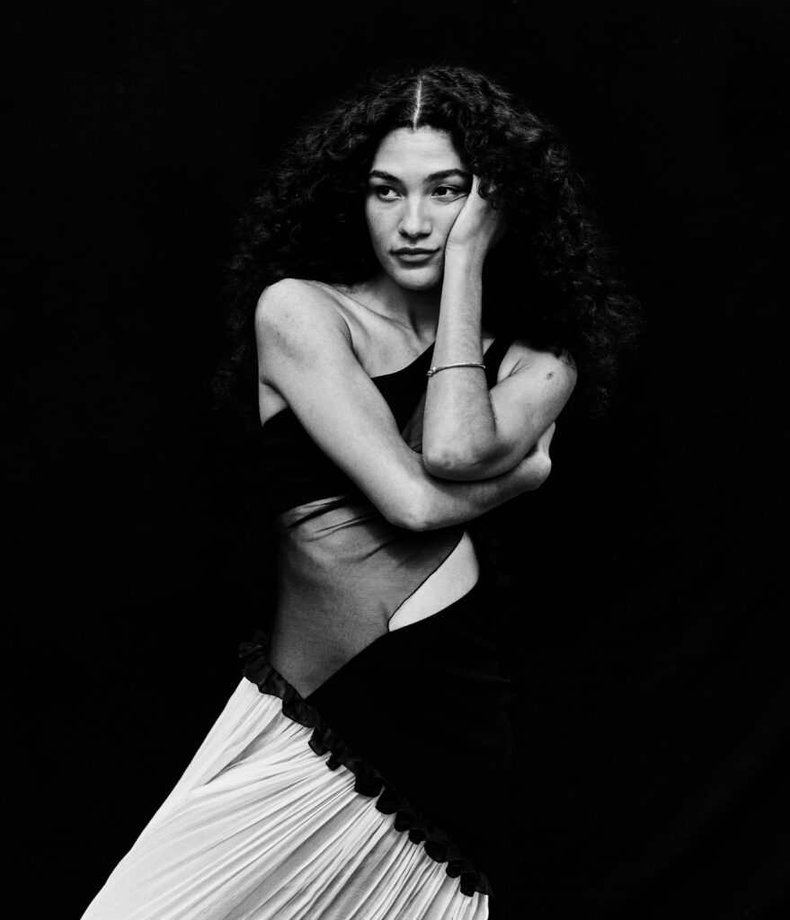 La chanteuse Olivia Dean photographiée par Jack Davison.