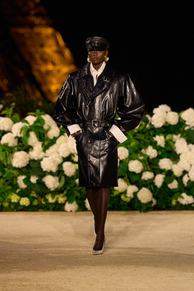 Looks en cuir 80's du défilé Saint Laurent printemps-été 2026.