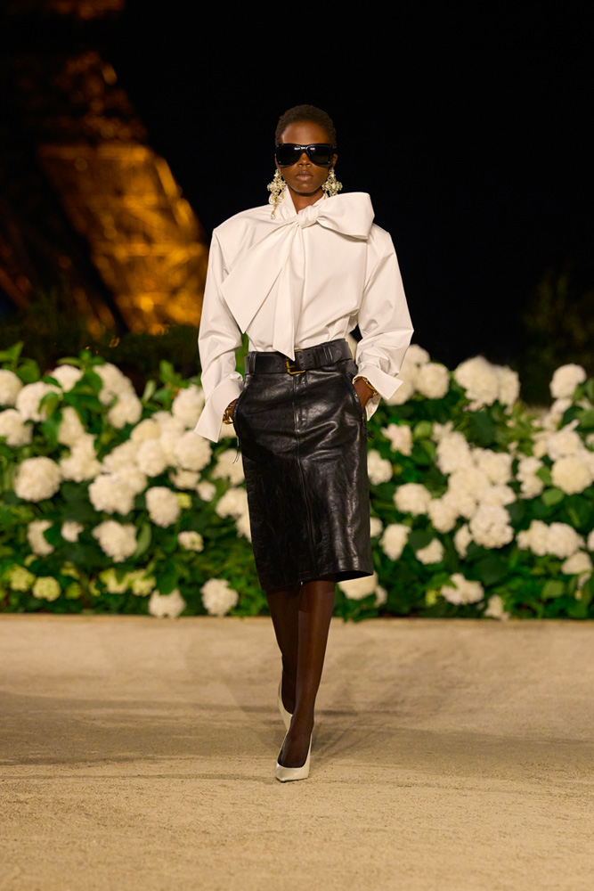 Looks en cuir 80's du défilé Saint Laurent printemps-été 2026.