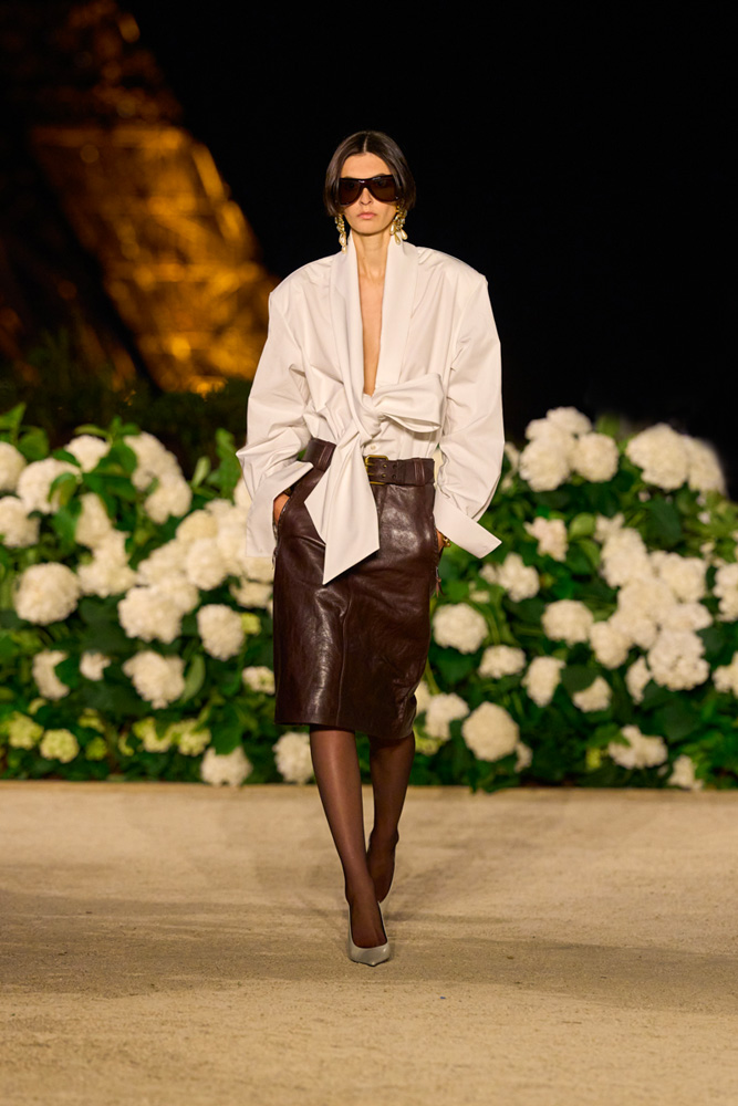 Looks en cuir 80's du défilé Saint Laurent printemps-été 2026.