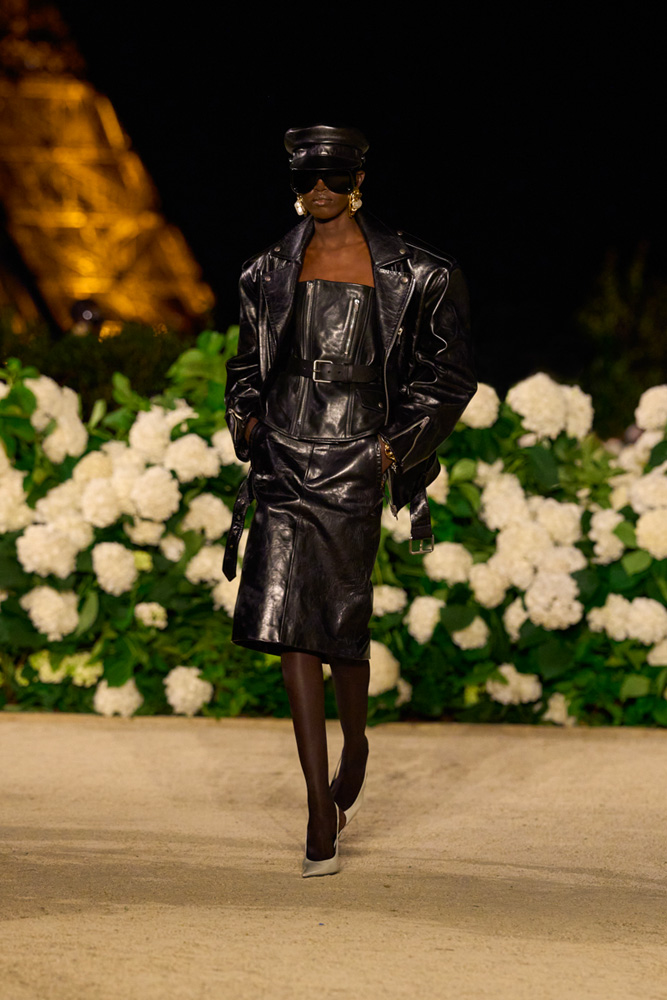 Looks en cuir 80's du défilé Saint Laurent printemps-été 2026.