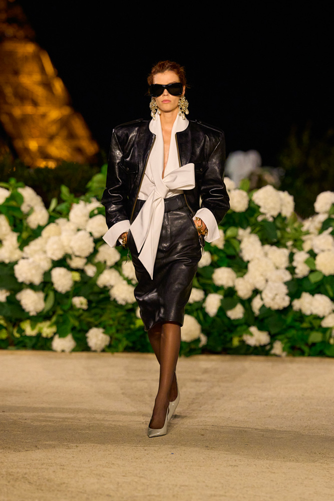 Looks en cuir 80's du défilé Saint Laurent printemps-été 2026.
