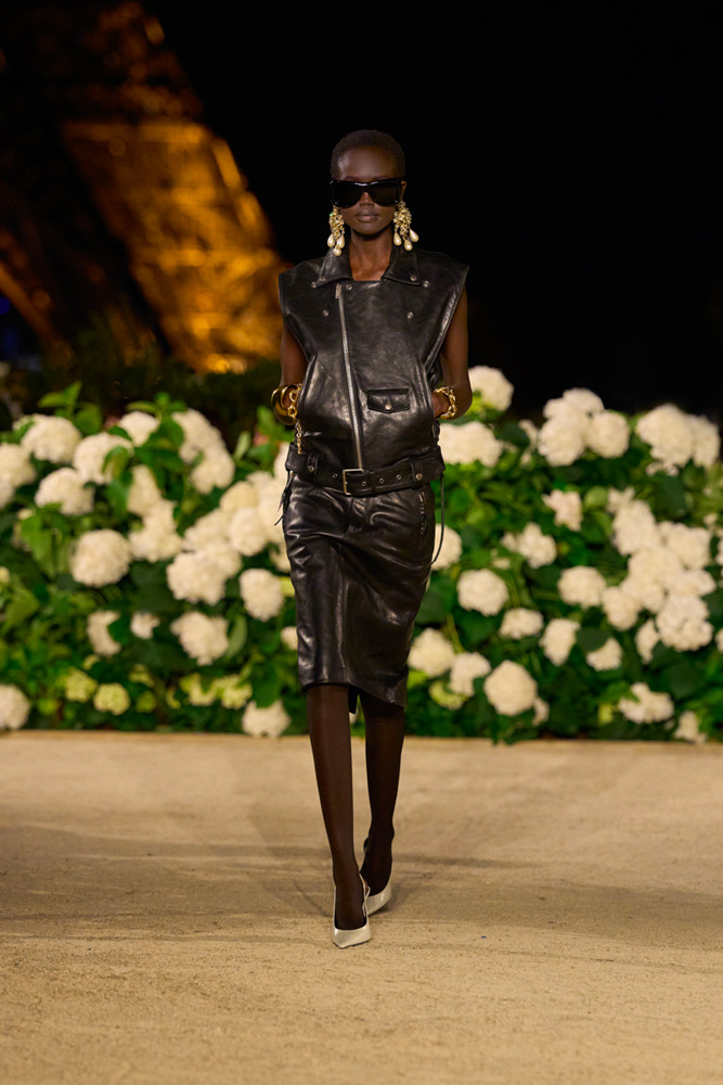 Looks en cuir 80's du défilé Saint Laurent printemps-été 2026.