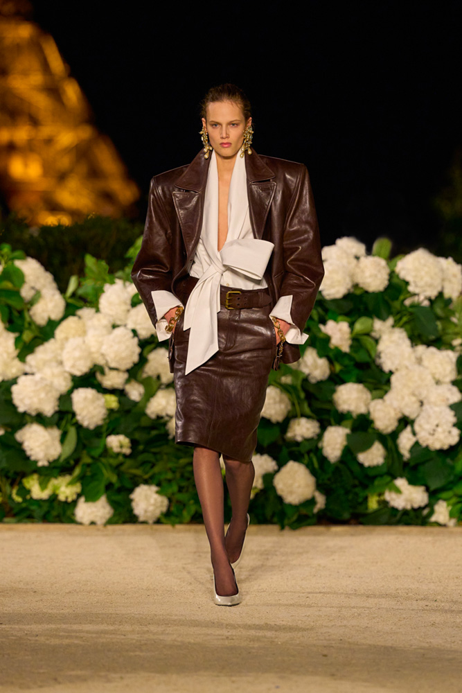 Looks en cuir 80's du défilé Saint Laurent printemps-été 2026.