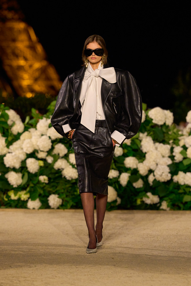 Looks en cuir 80's du défilé Saint Laurent printemps-été 2026.