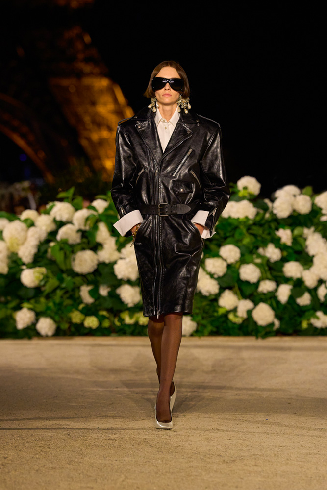 Looks en cuir 80's du défilé Saint Laurent printemps-été 2026.
