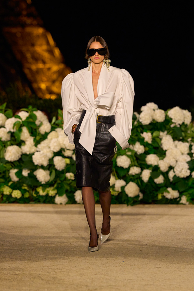 Looks en cuir 80's du défilé Saint Laurent printemps-été 2026.