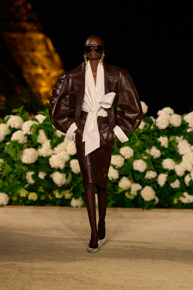 Looks en cuir 80's du défilé Saint Laurent printemps-été 2026.