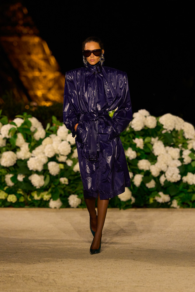 Trench et robe Rive Gauche du défilé Saint Laurent printemps-été 2026.