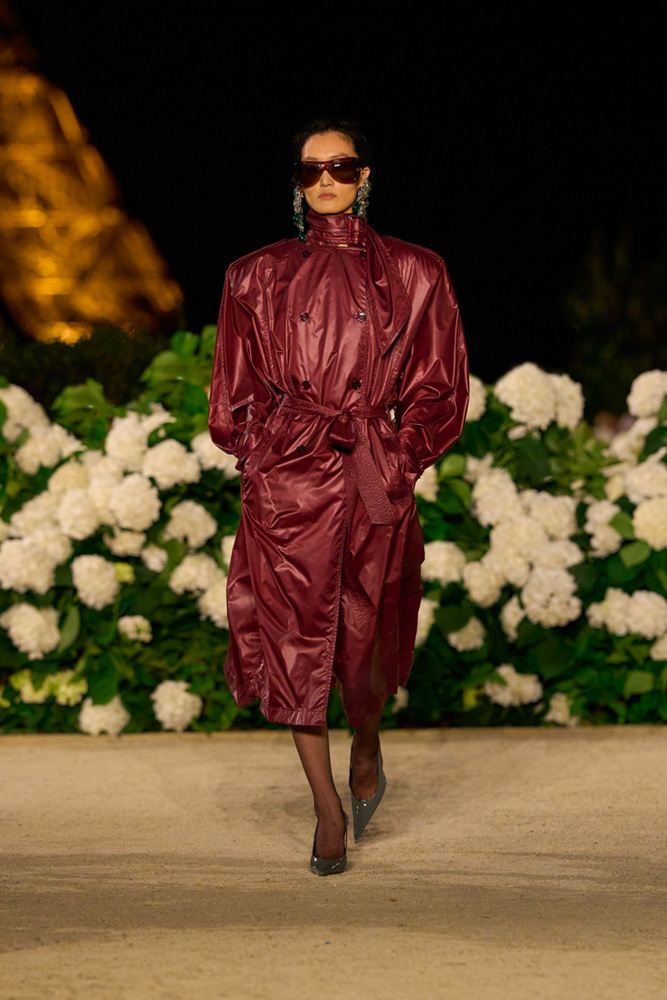 Trench et robe Rive Gauche du défilé Saint Laurent printemps-été 2026.