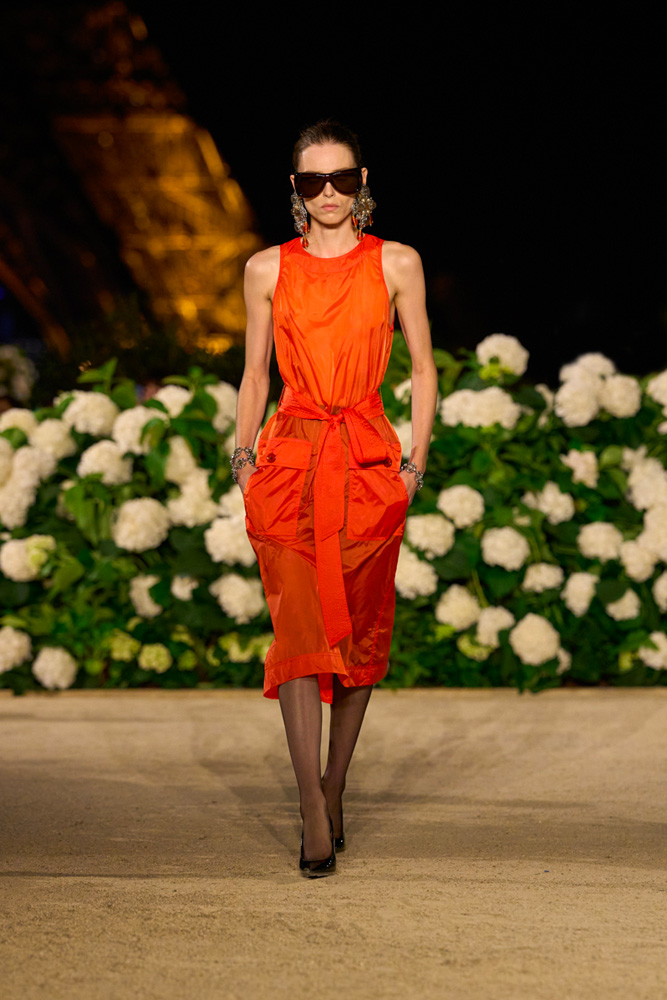 Trench et robe Rive Gauche du défilé Saint Laurent printemps-été 2026.