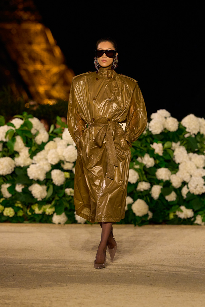 Trench et robe Rive Gauche du défilé Saint Laurent printemps-été 2026.