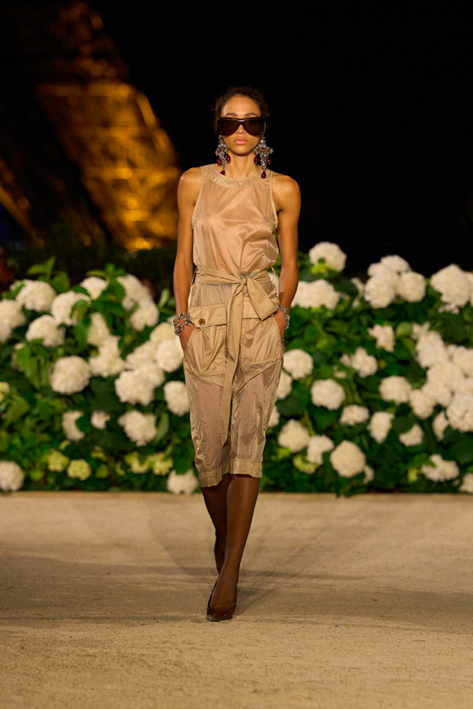 Trench et robe Rive Gauche du défilé Saint Laurent printemps-été 2026.