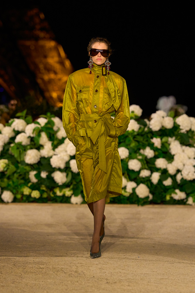 Trench et robe Rive Gauche du défilé Saint Laurent printemps-été 2026.