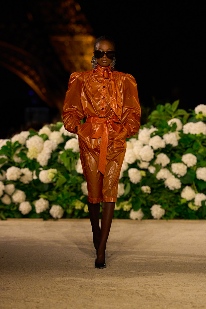 Trench et robe Rive Gauche du défilé Saint Laurent printemps-été 2026.