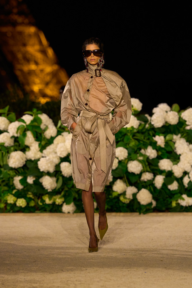 Trench et robe Rive Gauche du défilé Saint Laurent printemps-été 2026.