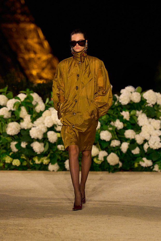 Trench et robe Rive Gauche du défilé Saint Laurent printemps-été 2026.