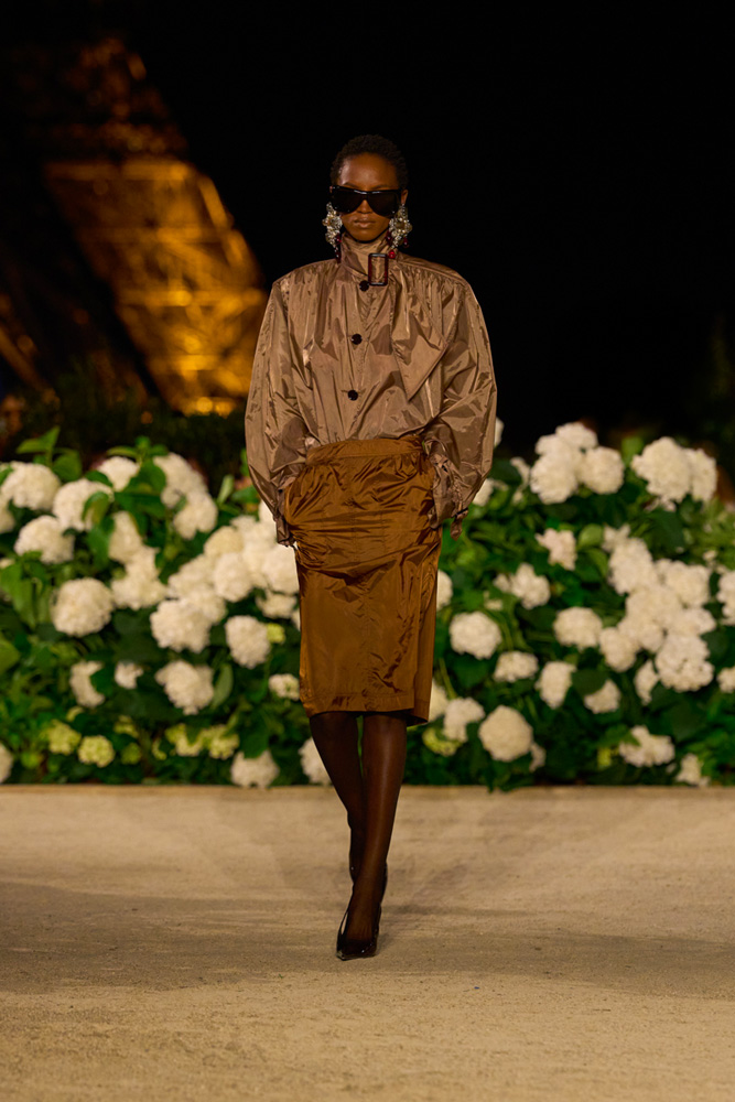 Trench et robe Rive Gauche du défilé Saint Laurent printemps-été 2026.