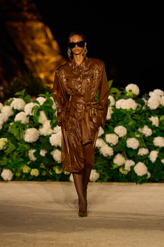 Trench et robe Rive Gauche du défilé Saint Laurent printemps-été 2026.