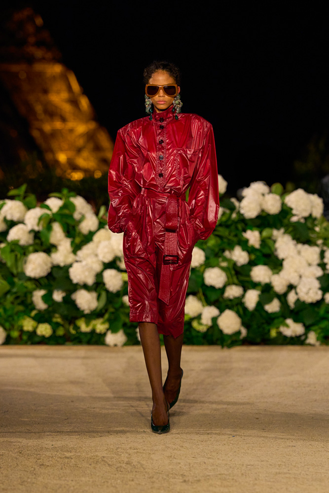 Trench et robe Rive Gauche du défilé Saint Laurent printemps-été 2026.