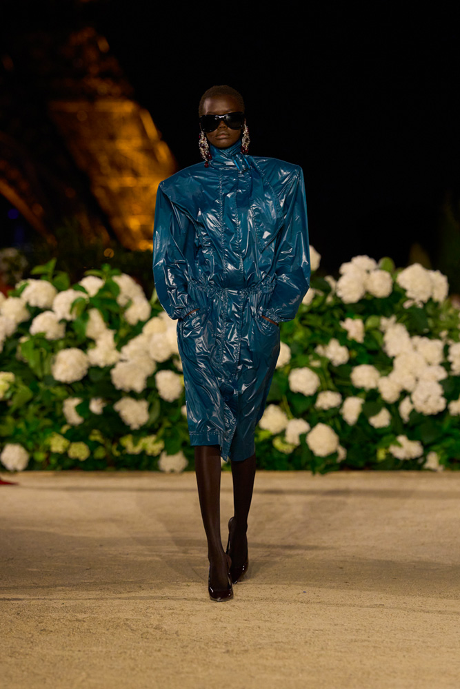 Trench et robe Rive Gauche du défilé Saint Laurent printemps-été 2026.