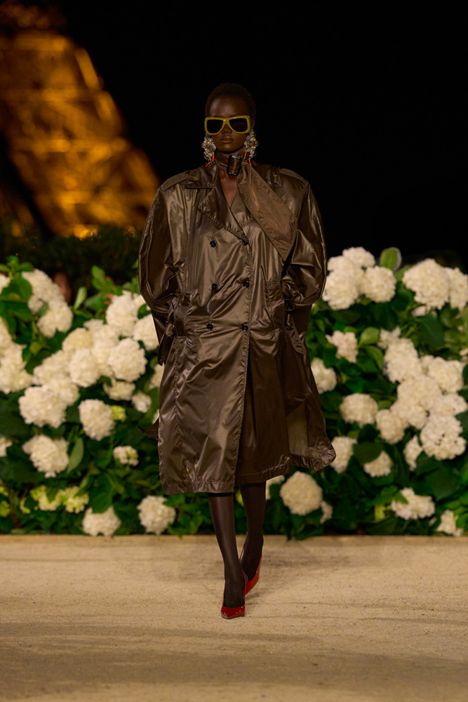 Trench et robe Rive Gauche du défilé Saint Laurent printemps-été 2026.
