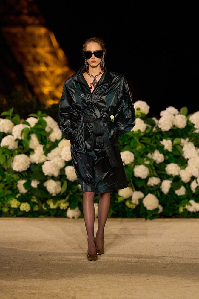 Trench et robe Rive Gauche du défilé Saint Laurent printemps-été 2026.