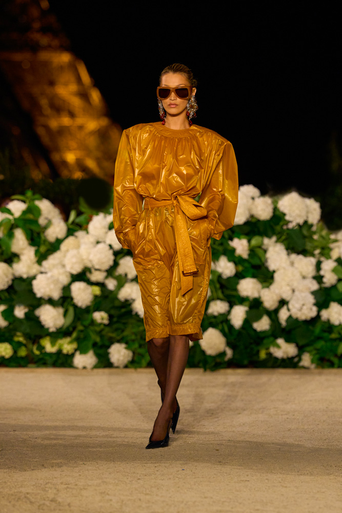 Trench et robe Rive Gauche du défilé Saint Laurent printemps-été 2026.