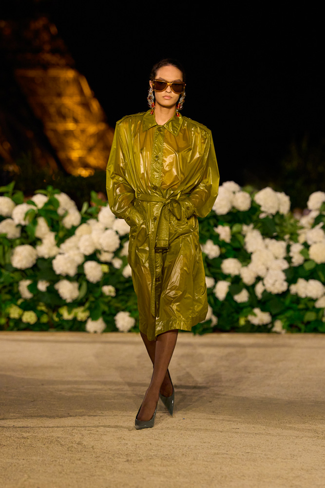 Trench et robe Rive Gauche du défilé Saint Laurent printemps-été 2026.
