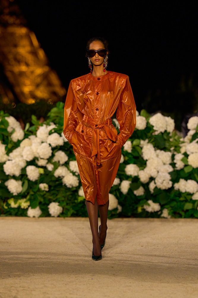 Trench et robe Rive Gauche du défilé Saint Laurent printemps-été 2026.