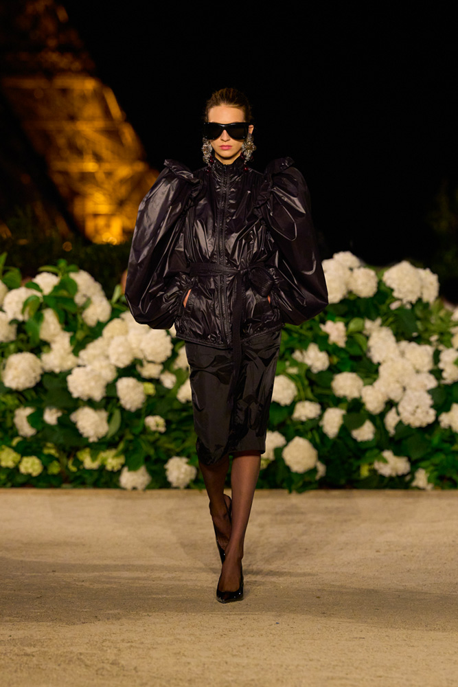 Trench et robe Rive Gauche du défilé Saint Laurent printemps-été 2026.