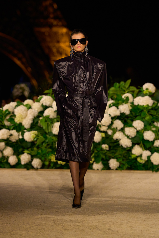 Trench et robe Rive Gauche du défilé Saint Laurent printemps-été 2026.