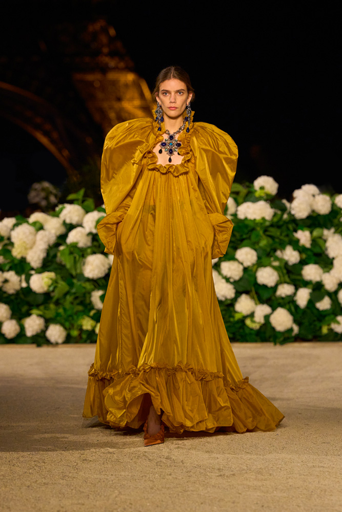 Robe prinesse duchesse du défilé Saint Laurent printemps-été 2026.