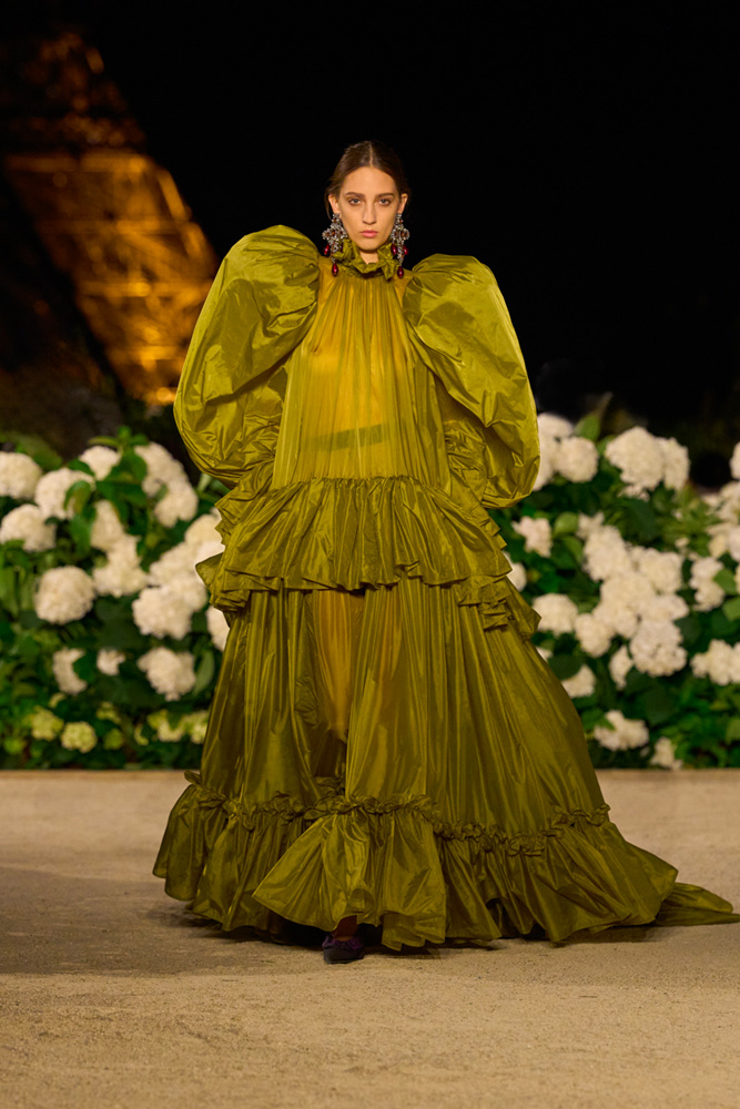 Robe prinesse duchesse du défilé Saint Laurent printemps-été 2026.