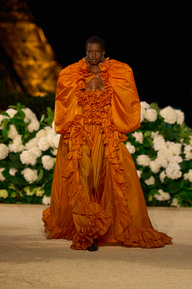 Robe prinesse duchesse du défilé Saint Laurent printemps-été 2026.