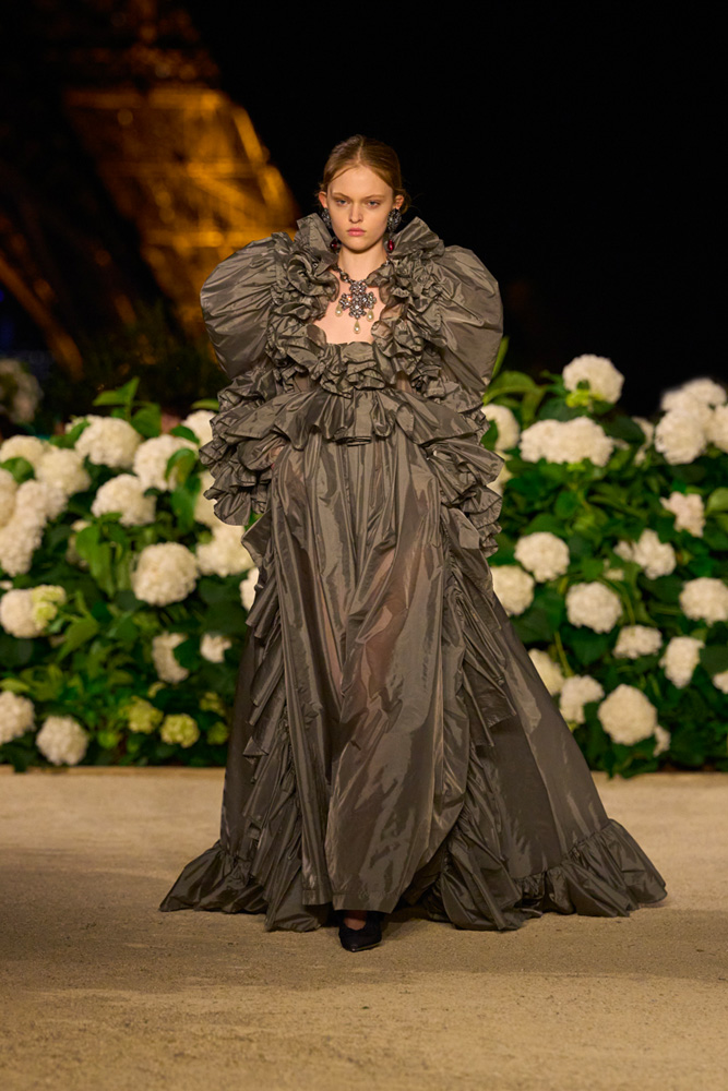 Robe prinesse duchesse du défilé Saint Laurent printemps-été 2026.