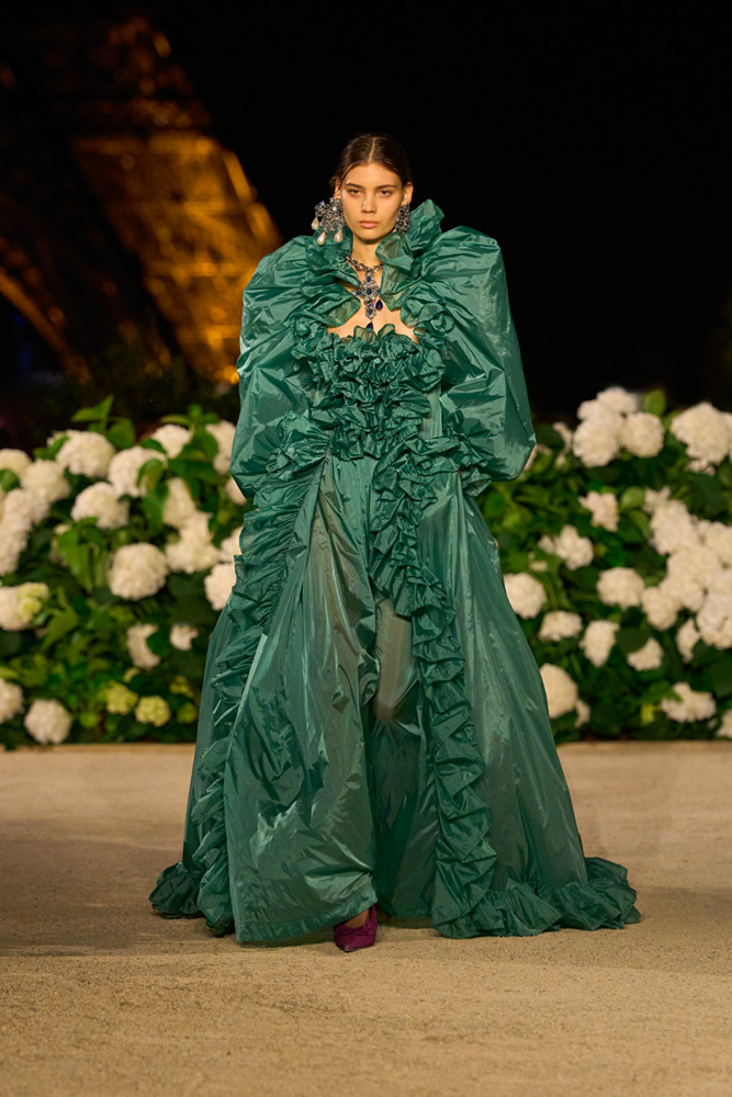 Robe prinesse duchesse du défilé Saint Laurent printemps-été 2026.