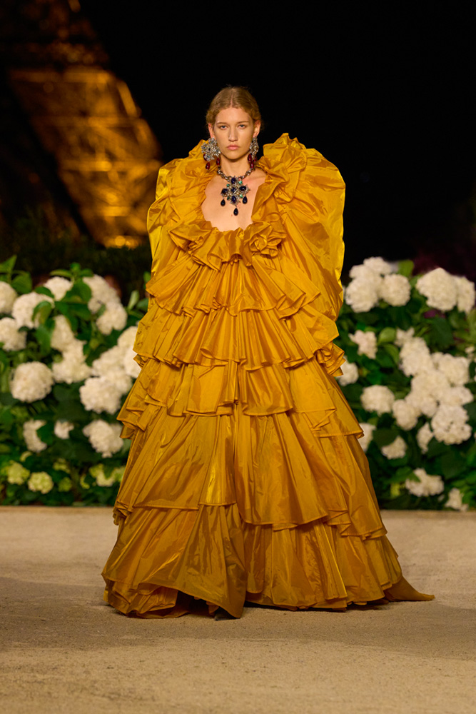 Robe prinesse duchesse du défilé Saint Laurent printemps-été 2026.