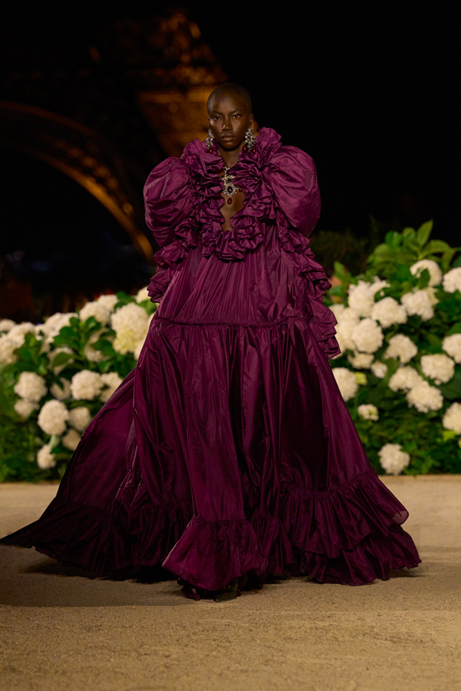 Robe prinesse duchesse du défilé Saint Laurent printemps-été 2026.